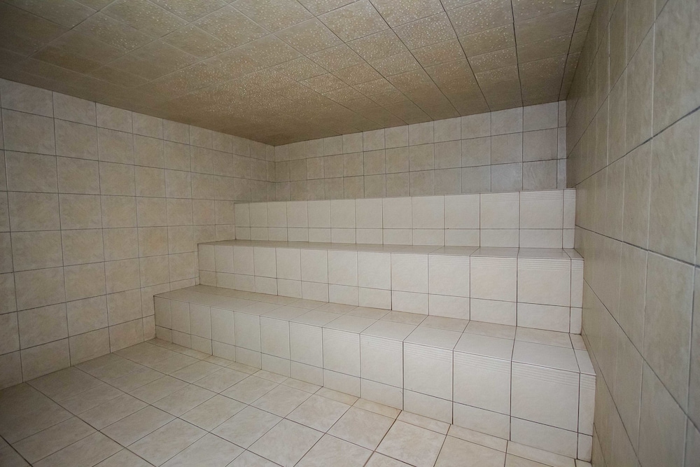 Emirina Travel Hotel
