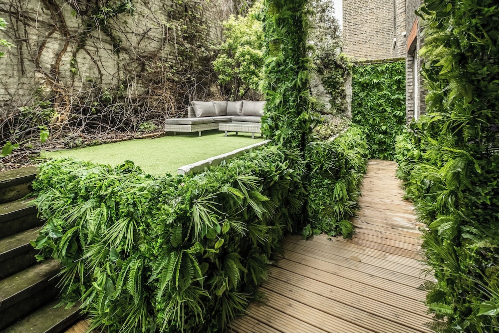 Luxury Oasis in South Kensington WITH AC