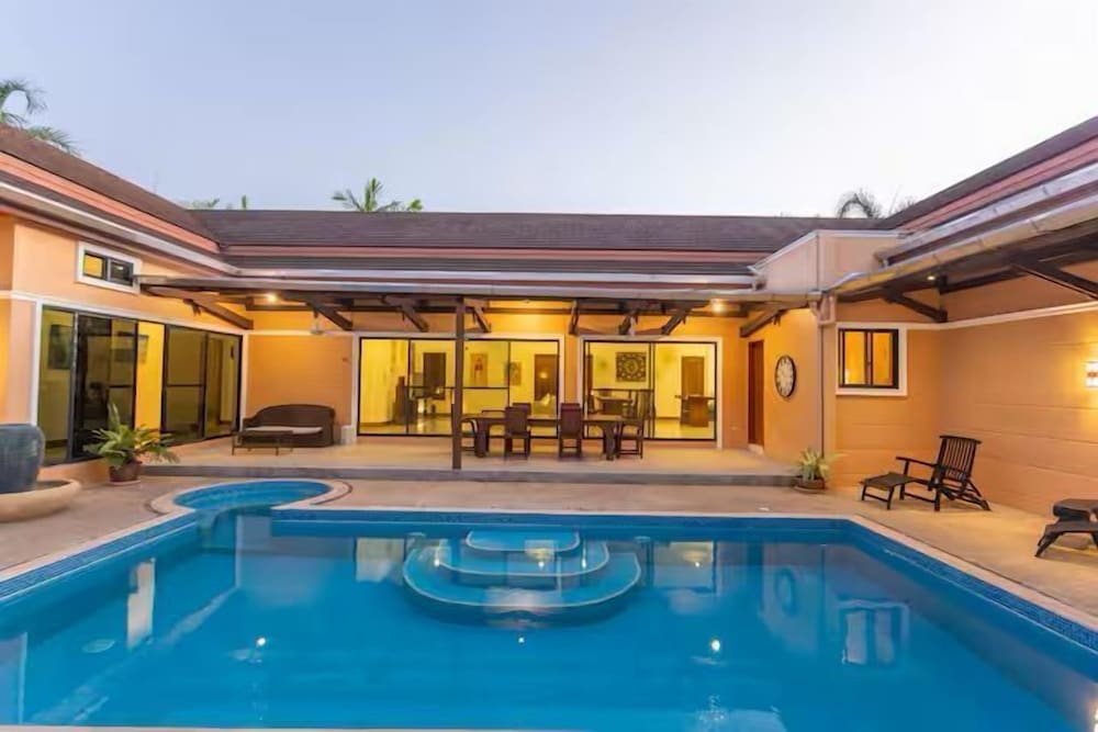 Tim buktu 4BR Jacuzzi WalkVillaMarket170