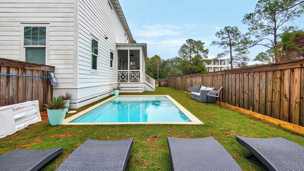 Best of Both Worlds: Pool, Golf Cart, Nearby Attractions & Steps to Beach!