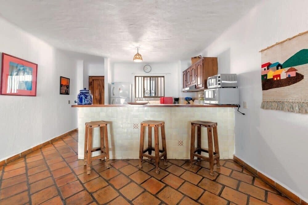Ocean View 2Br Condo-balcony-beach-pool 710