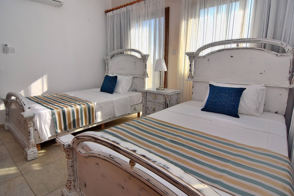 Impressive Large Villa Huge Heated Pool Garden