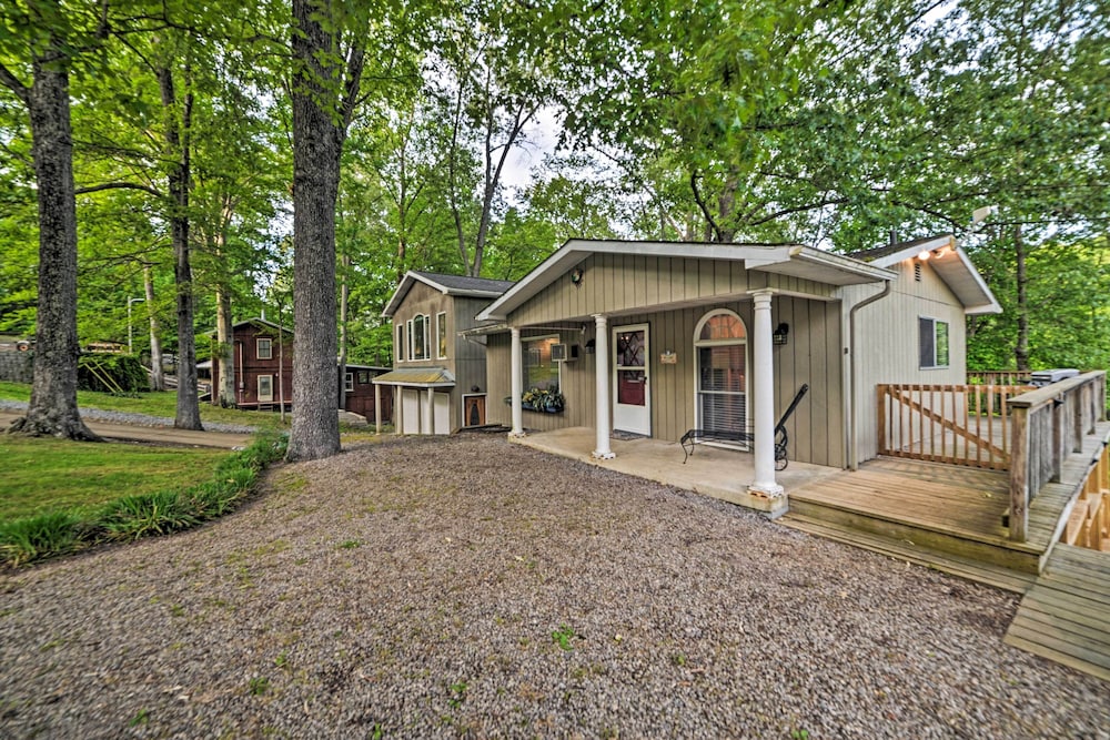 Lake Barkley Home: Private Dock, Kayaks, Fire Pit! view 5