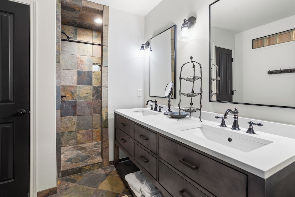 5BR Luxury Home w/ Pool & Wrap-around Porch