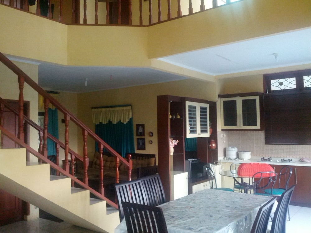 Villa Anvil Cipanas 4 Bedroom for 25 pax view 4