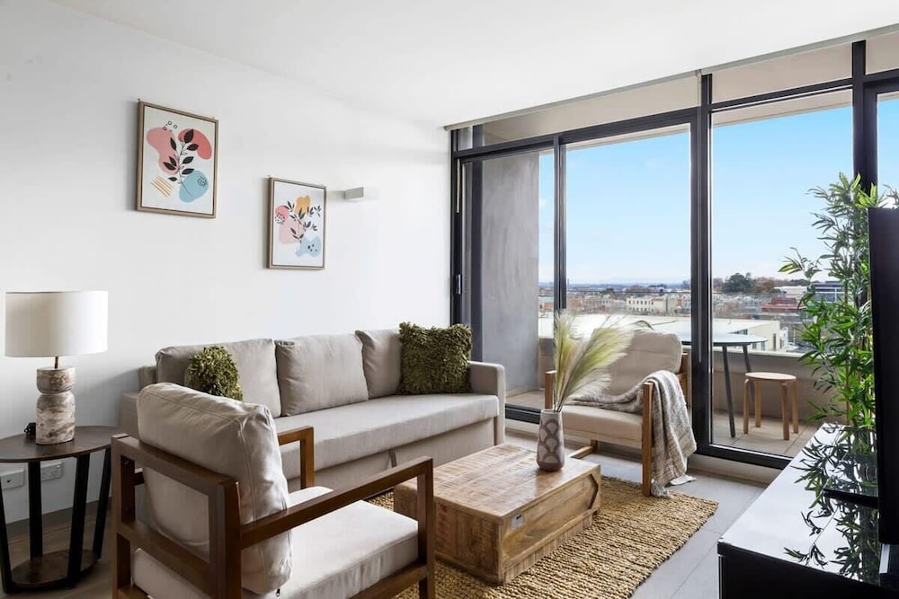 A Lux 2BR Apt Next to Melbourne Uni, Free Parking