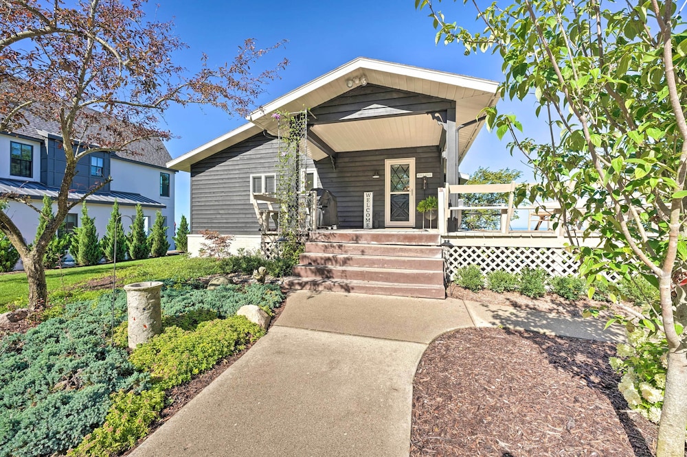 Modern Lake Michigan Home With 3 Lakefront Decks!