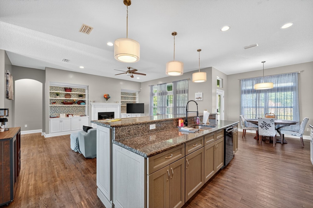 Floridays Manor 4 Bedroom Home