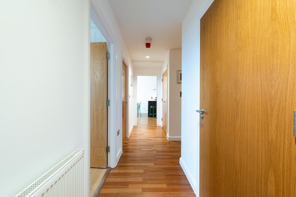 Two Bedroom Flat With Balcony in Central Wimbledon by Underthedoormat
