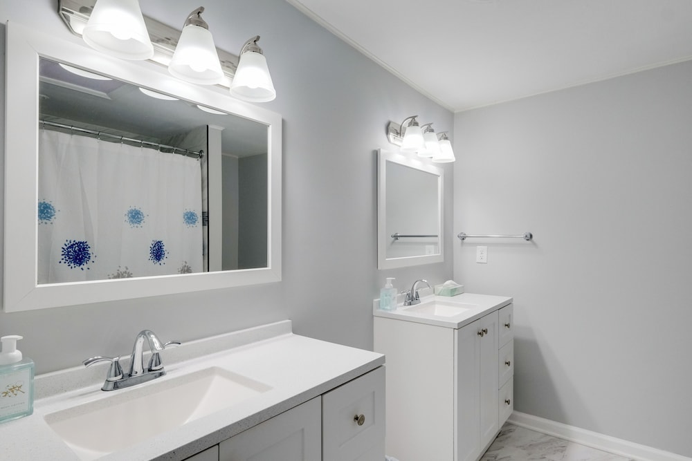 Fish, Relax & Enjoy Lake Views: Colonial Beach Gem