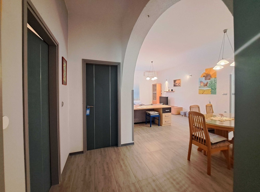 Spacious Urban Retreat Apartment With Terrace
