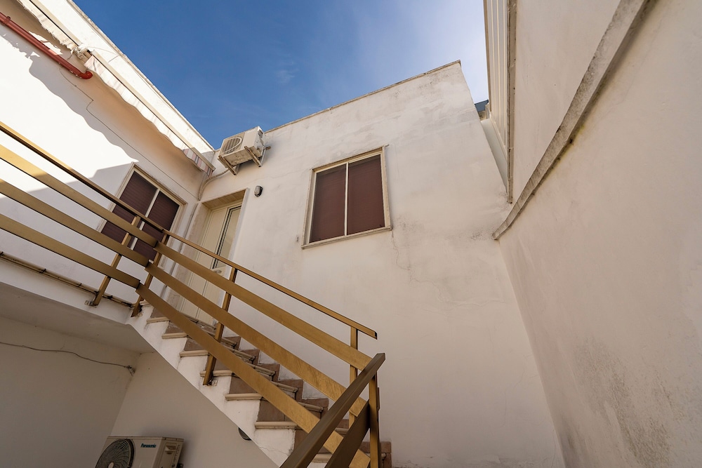 Onde Dorate in Centre, Close to Beach