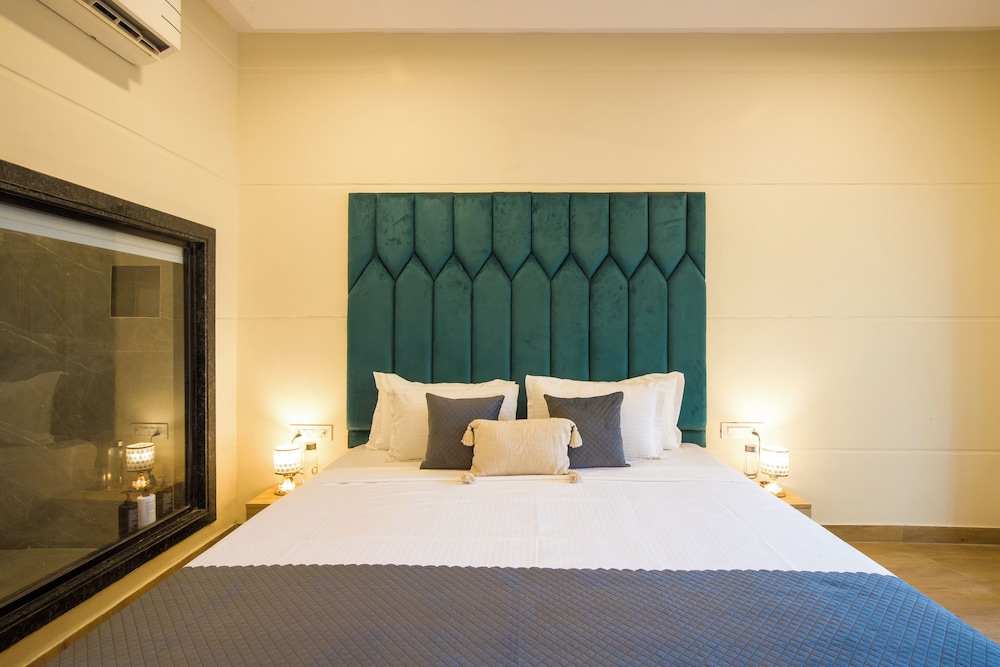 Alaya Stays 5BHK Roohmon's Farm Pvt Pool