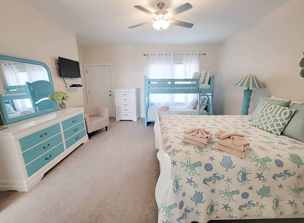 Whispering Palms 4 Bedroom Home by RedAwning view 5