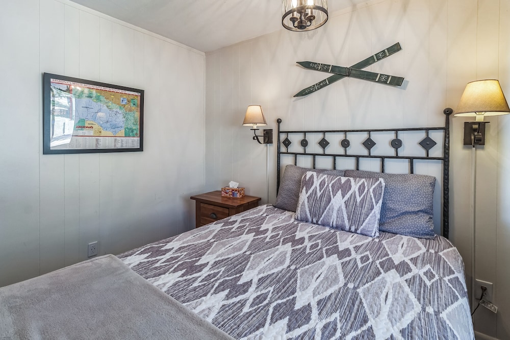 Cozy Cabin Retreat With Scenic Views 2 Bedroom Cabin