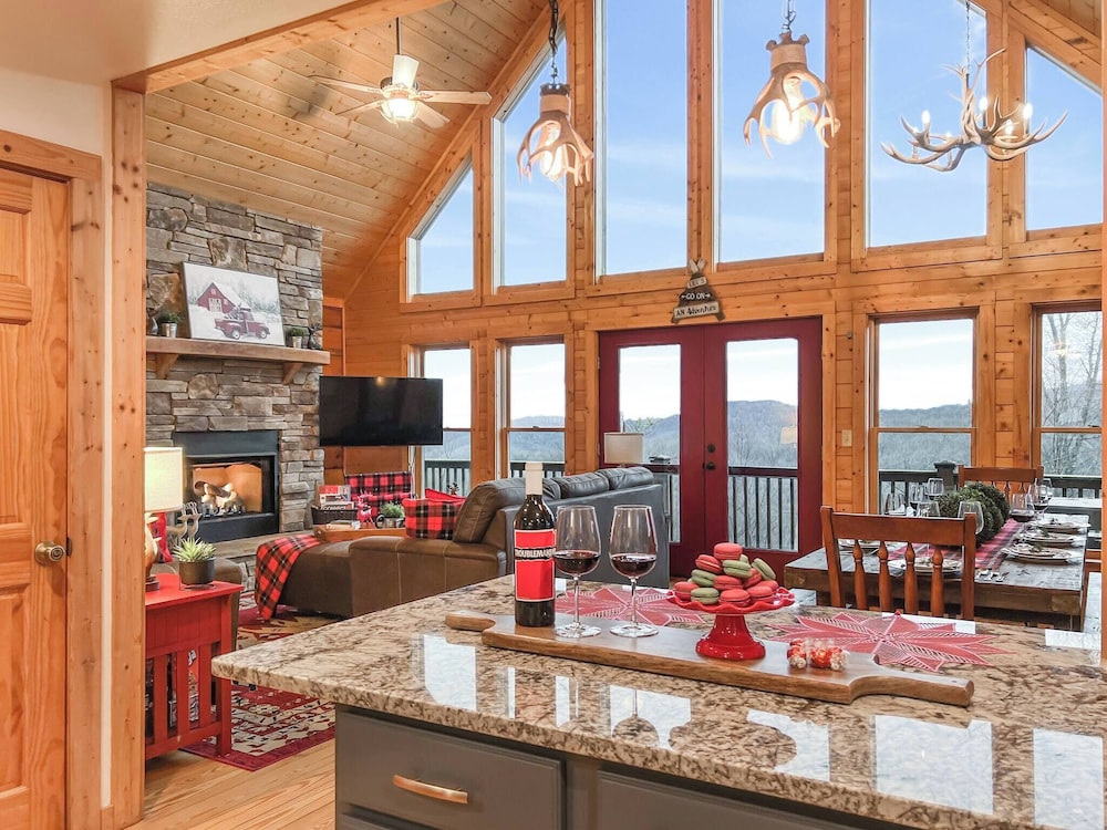 3 Kings 4 Bunks-sleeps 10-smart TV X6-parking out Front-full Kitchen-hot Tub