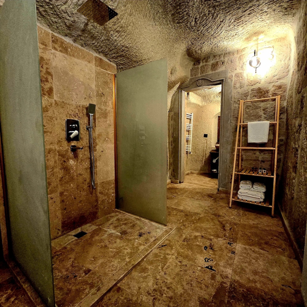 Arkelas Cave House