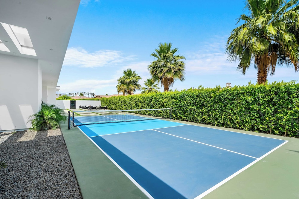 Sleeps 20 Pool & Pickleball Villa Near Golf, Dining & Fun Bravo Villa #2 by Avantstay
