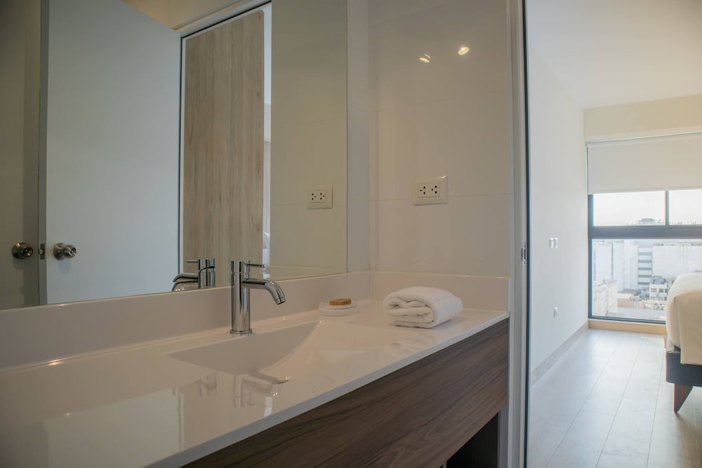 w Impressive 2BR With Balcony in Miraflores