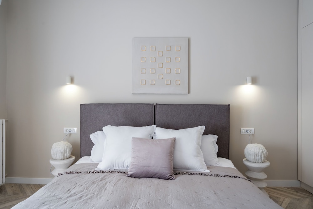 Refined & Spacious 3-Bedroom Flat Near Cismigiu, Balcony with Boulevard Views