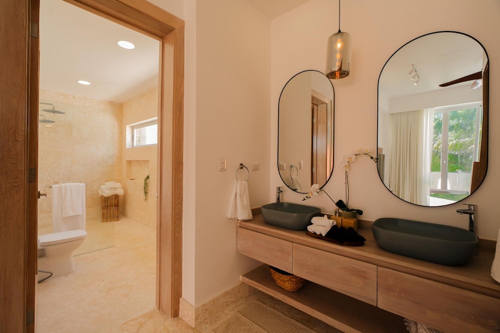 Modern 6 BDR Golf Front Villa in Luxury Beach Resort w Pool and Heated Jacuzziz