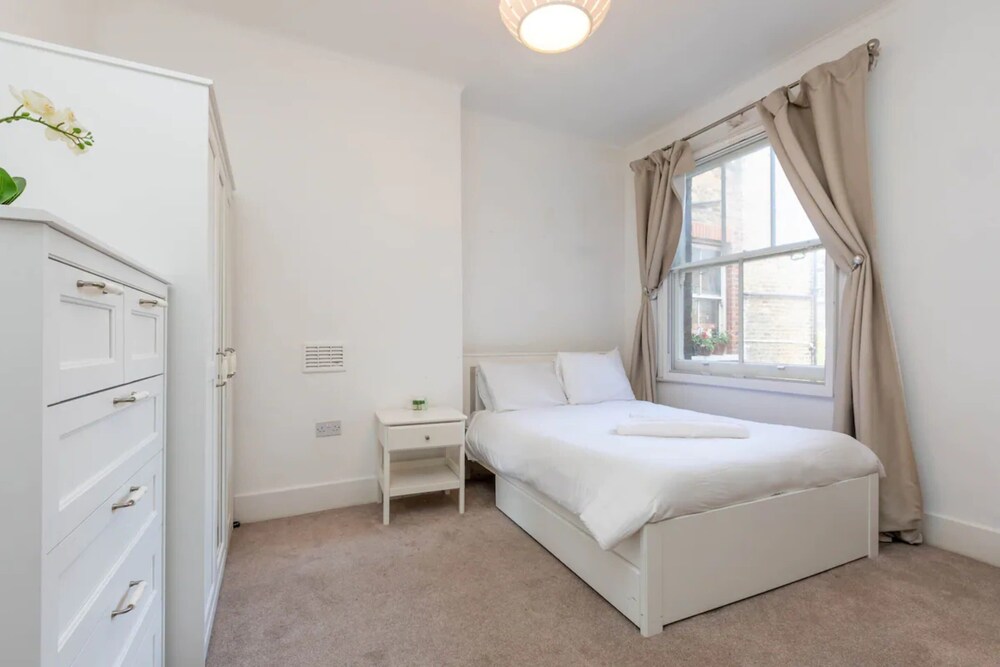 Spacious 5 Bedroom Home in Camden