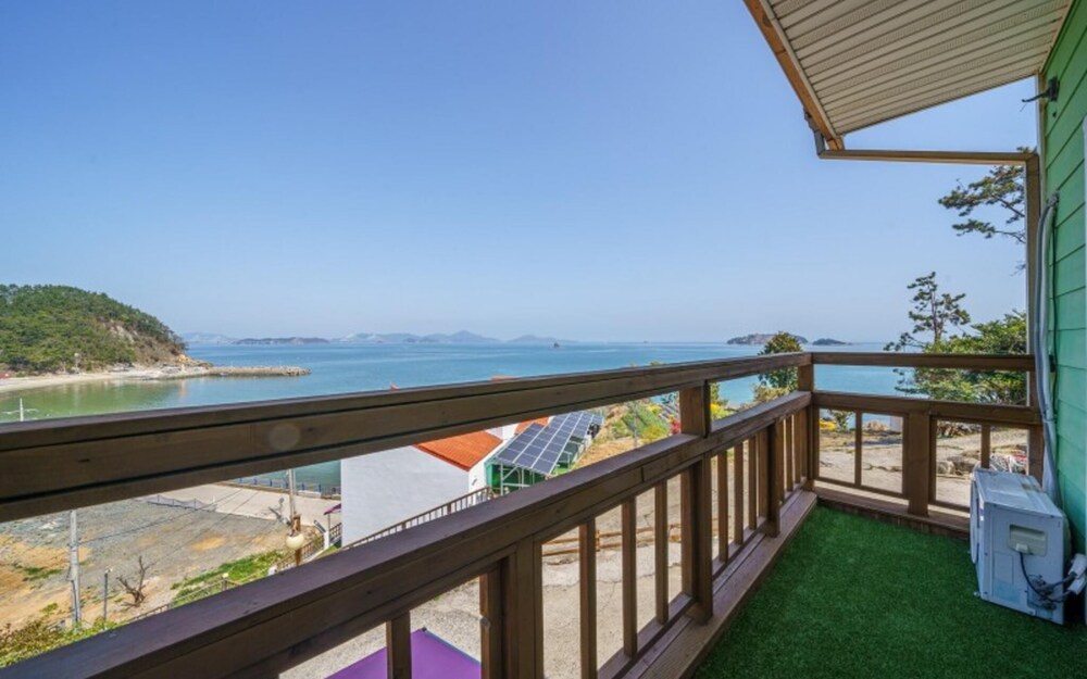 Geojedo Ocean View Dumo Mongdol Pension