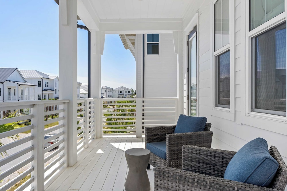 Sleeps 20 2 Homes, 9bdr, Arcade Walk to Blue Mountain Beach Access & Eats