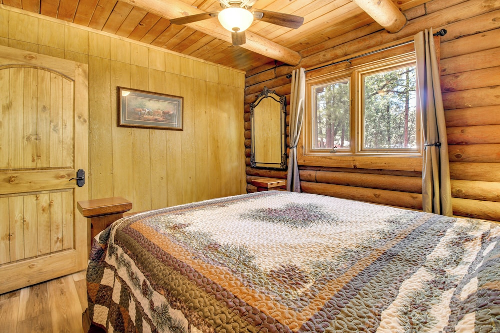 2 Mi to Show Low Lake: Log Cabin w/ Large Yard!
