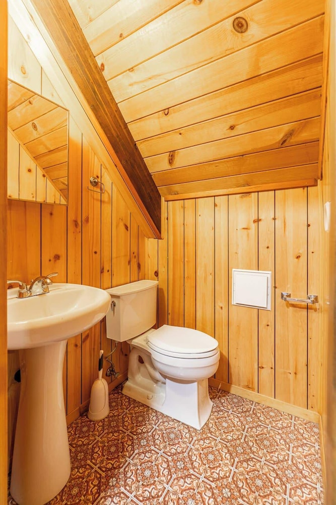Cozy Tahoma Cabin in the Pines Sleeps 6 + Pets