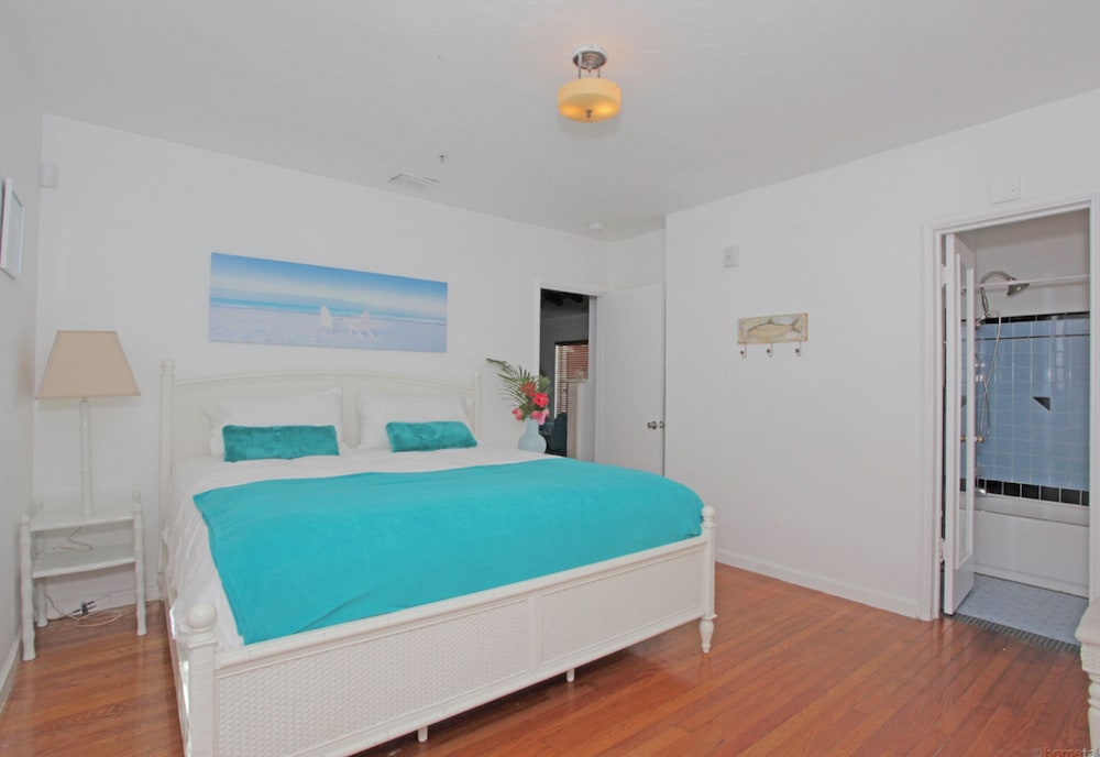 The South Beach Party House view 3