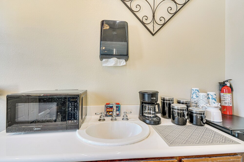 Golf, Fish & More: Cozy Safari Unit in Atwater!