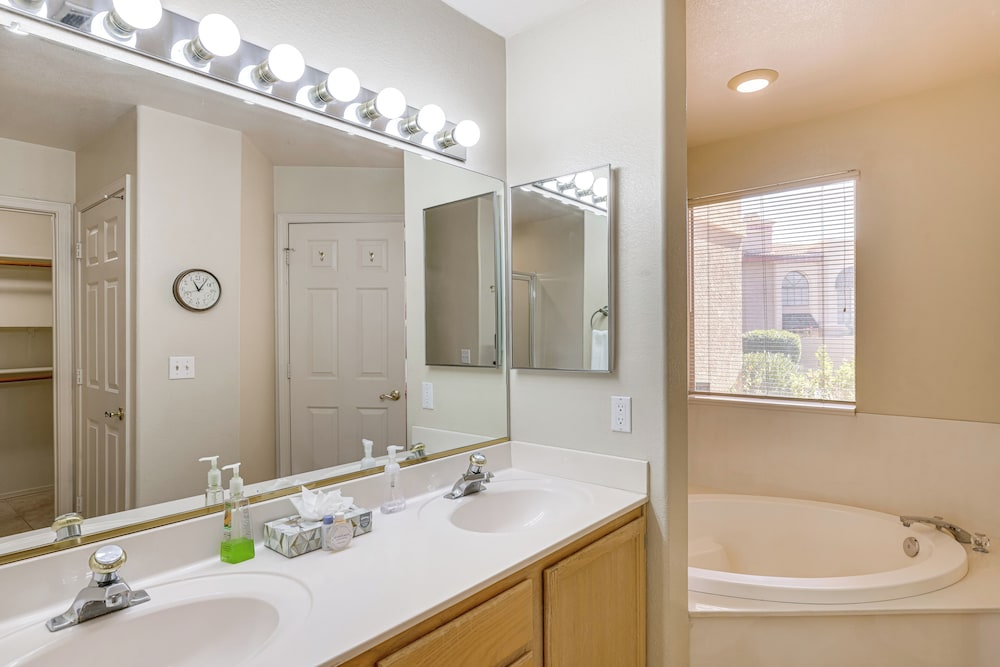 Near Hiking: Condo w/ Pool & Tennis in Phoenix!
