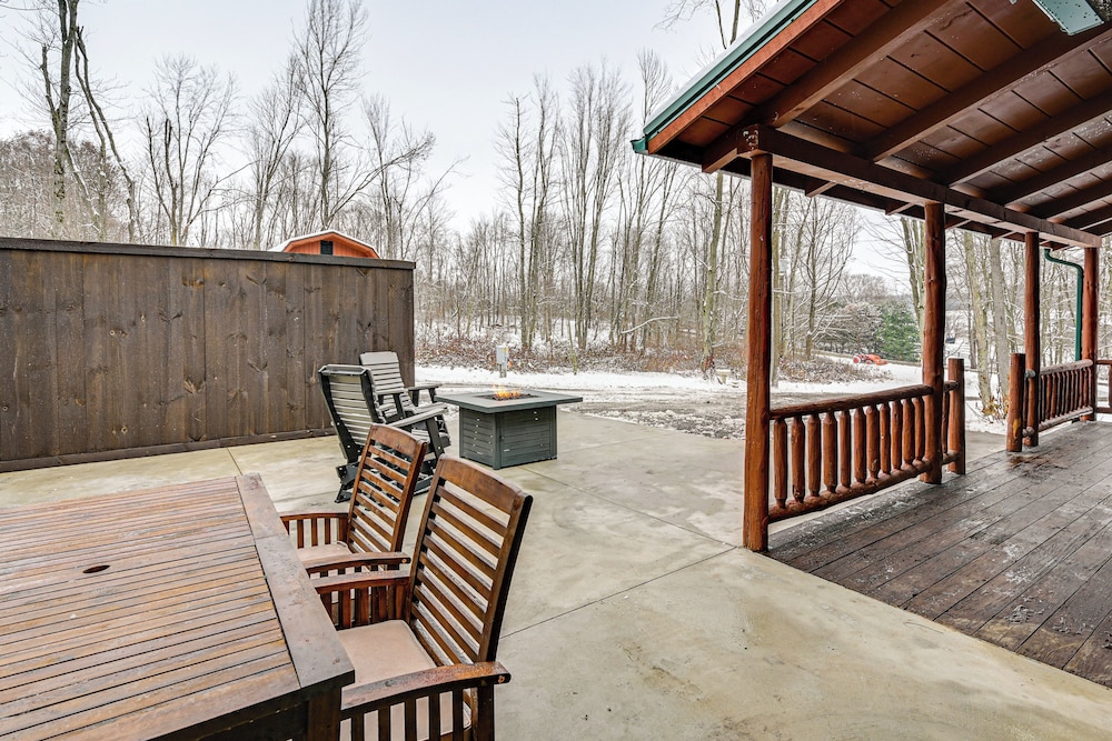 Peaceful Cabin w/ Hot Tub in Dundee: Dogs Welcome