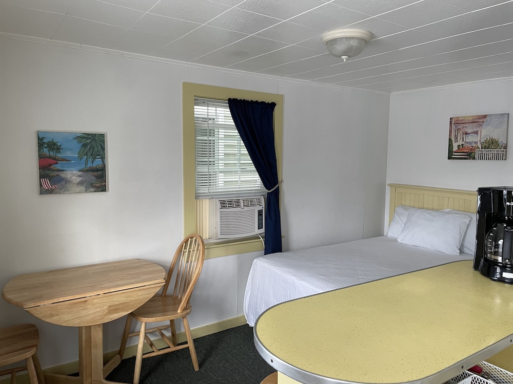 Moontide Motel Cabins & Apartments