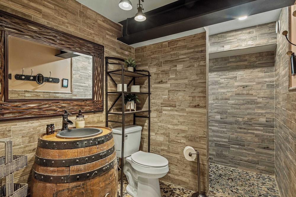 Bigwood Cabin Retreat Hot Tub, Game Room, Firepit Lounge & Private Yard