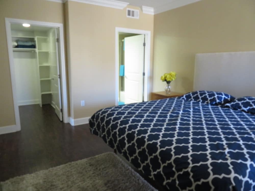 2 Bed 2 Bath in Studio City