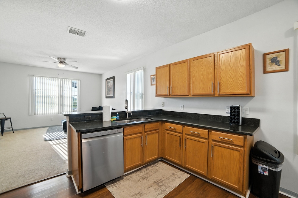 Family Retreat With Private Pool Near Disney! 3 Bedroom Residence