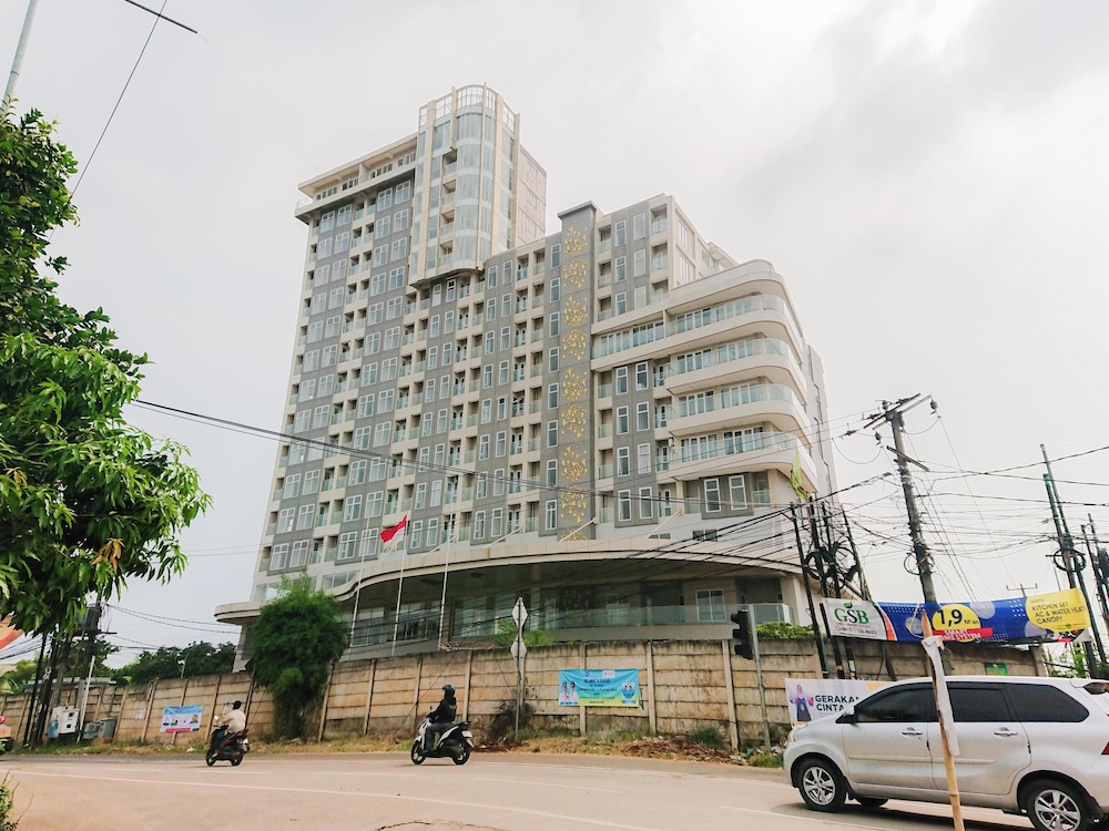 White Tone Studio At Amazana Serpong Apartment