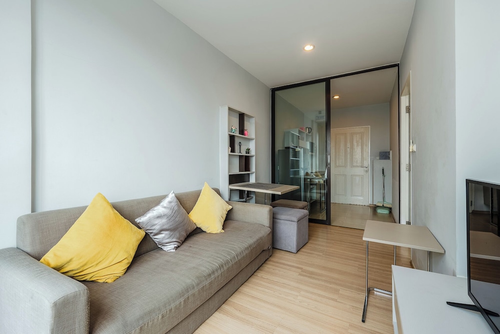 Chic Condo Near Shops & Nightlife C203