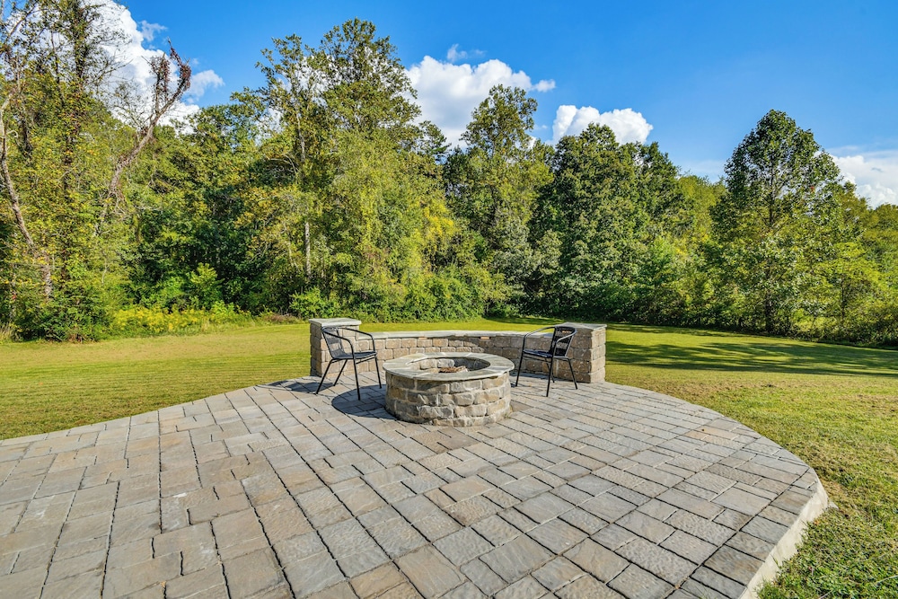 Mtn Views, Deck, Porches & Patio: Asheville Escape