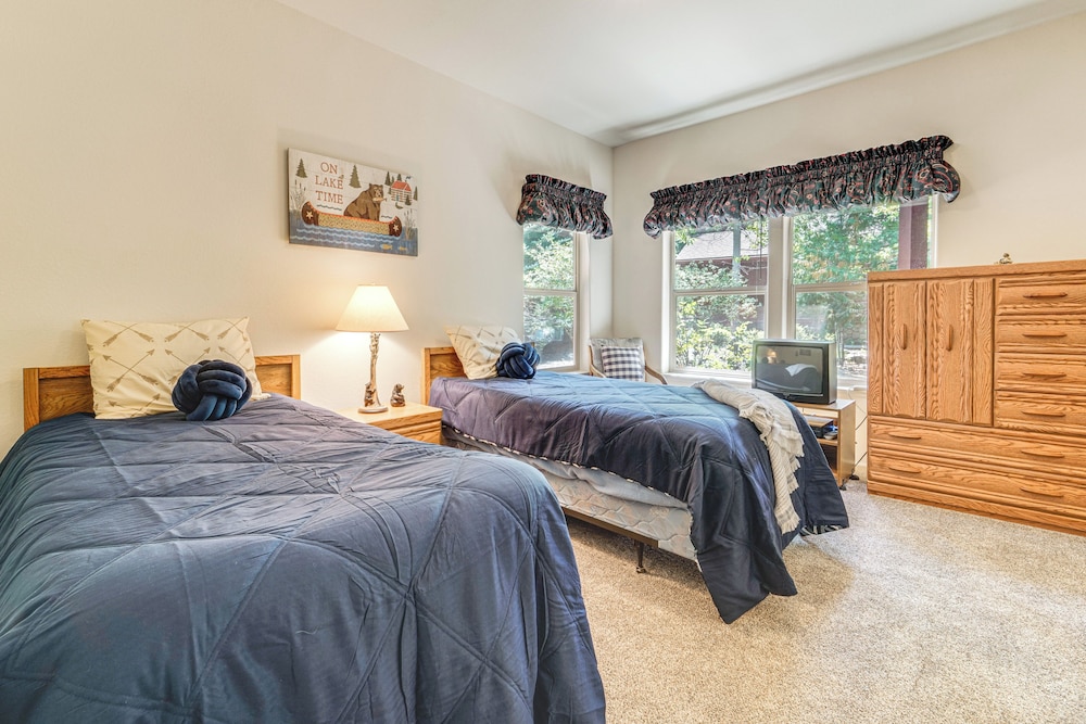 Golf & Mountain Views - Retreat in Clio