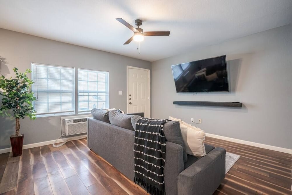 Beautiful King Bed Apartment in Renovated Building view 4