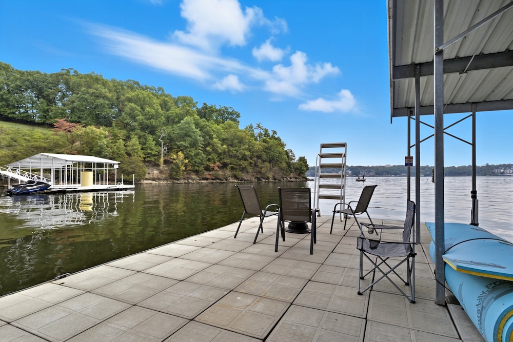Huge Private Dock w/ 2 Slips + 2pwc, Beautiful Views, Lakeside Hot Tub, Pool & Pickleball