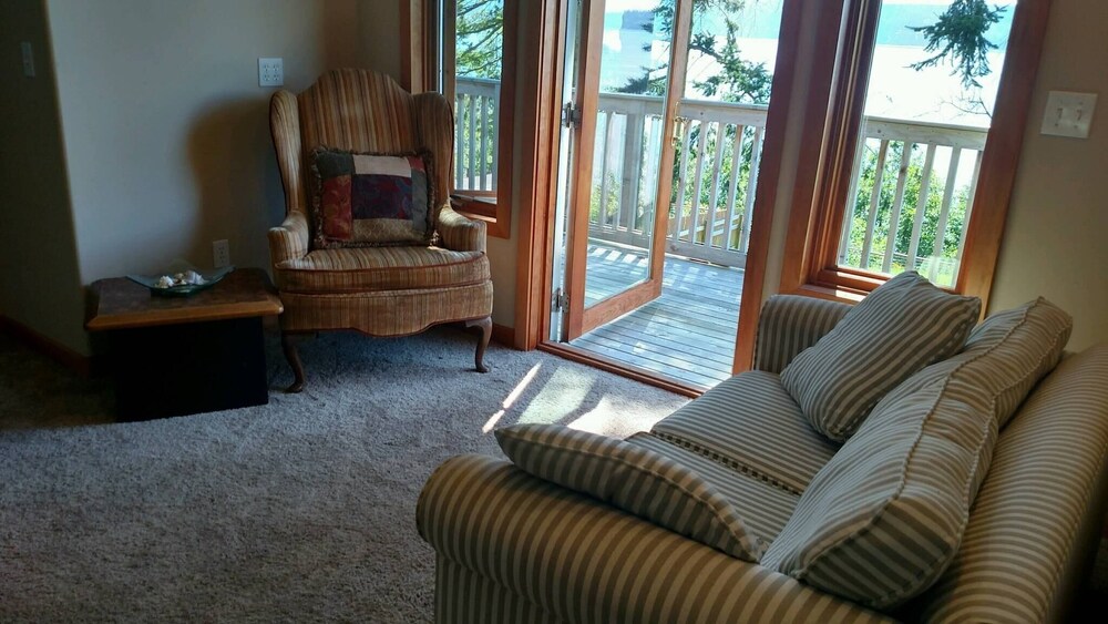 Harbor View Haven by Avantstay Private Backyard view 4