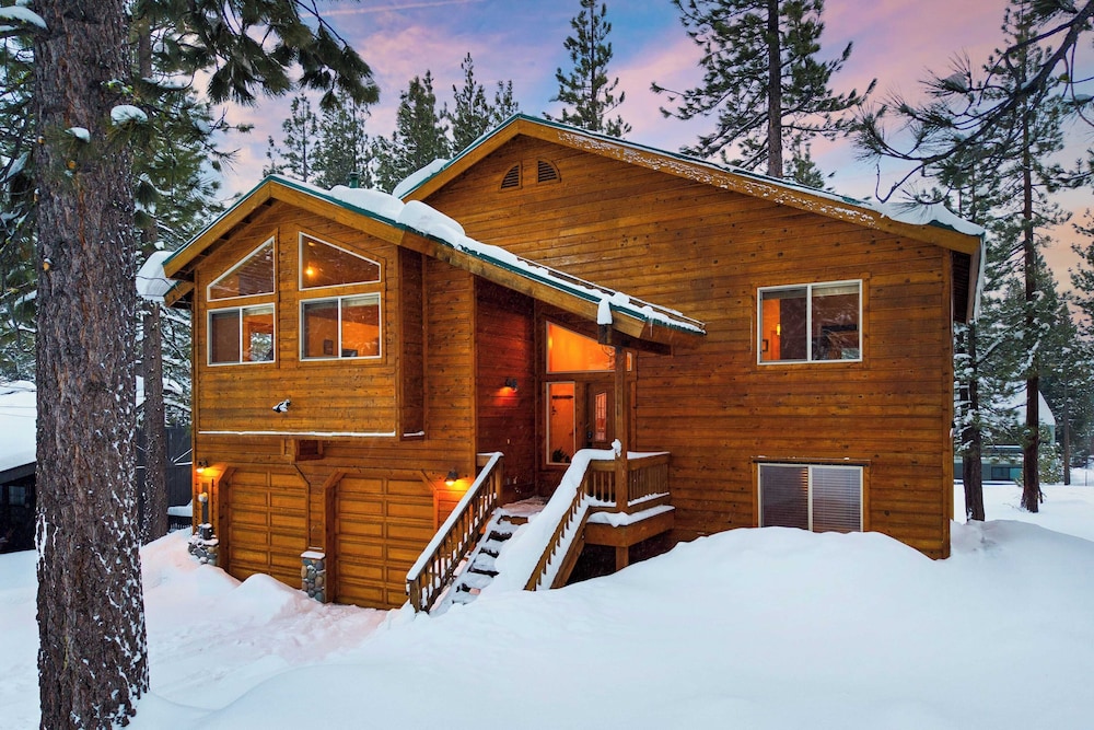 Cabin Retreat w/ Hot Tub & Fireplace - Near Northstar and Downtown Truckee