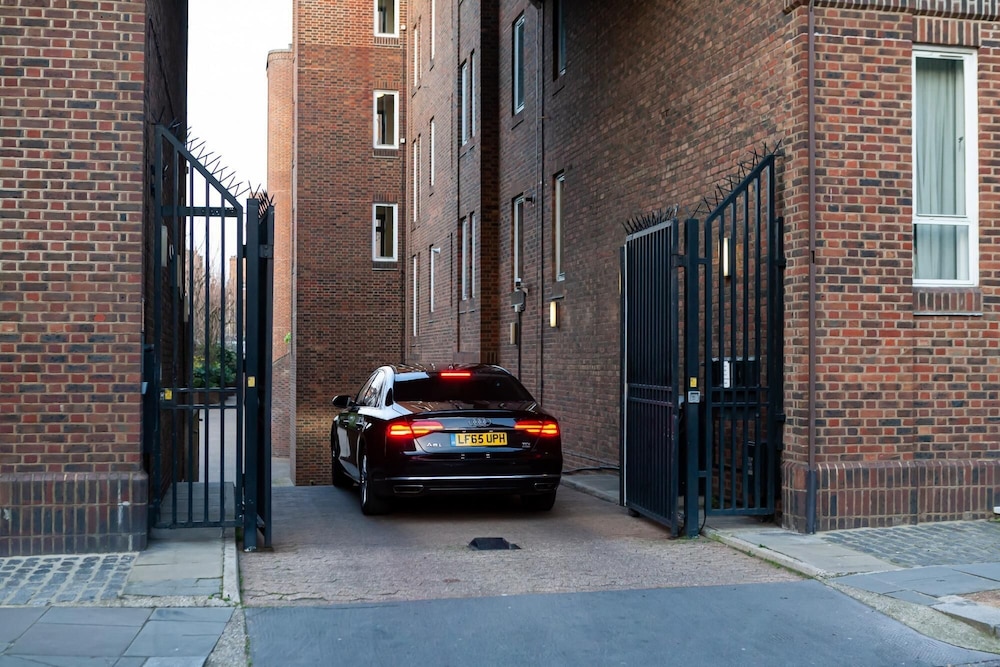 49 Cheyne Place in London
