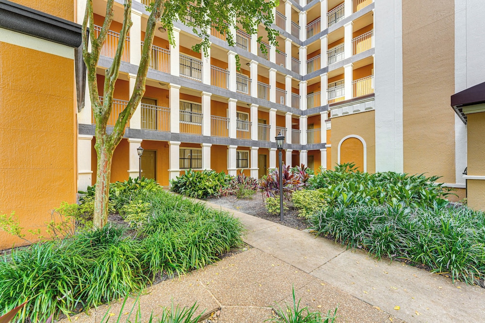 Poolside Bliss & Theme Park Thrills: Orlando Oasis