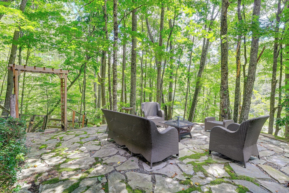 Near Boone-custom Built Cabin: 3 BR 3 BA W/hot Tub