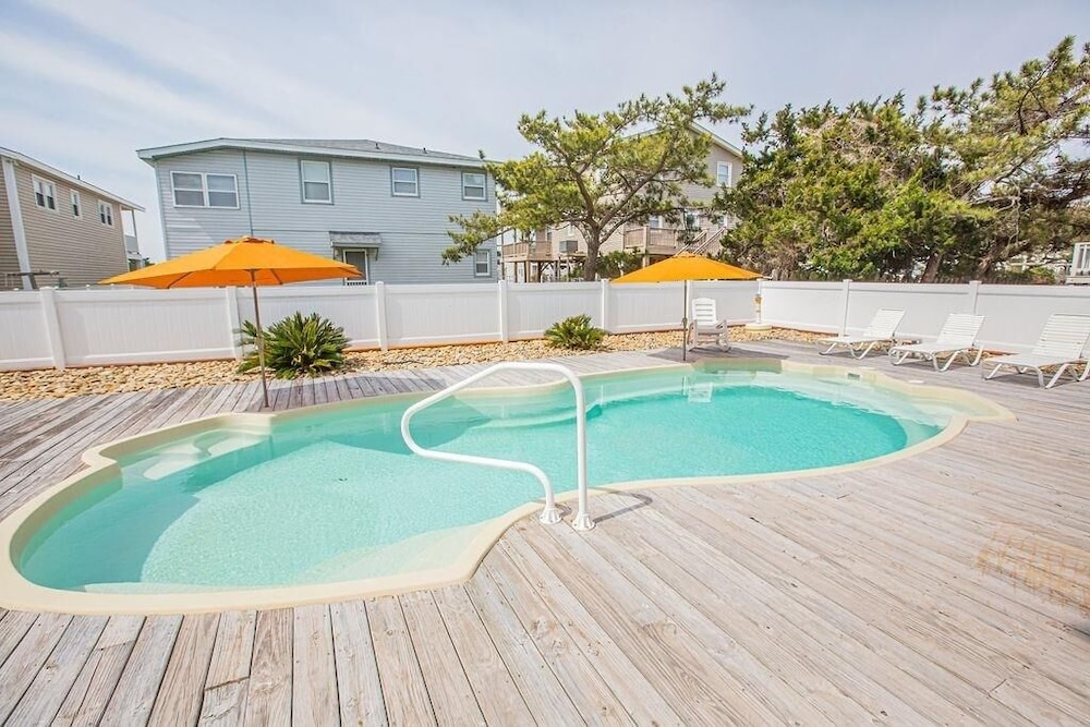 Life's A Beach 4 Bedroom Home by RedAwning